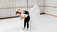 Checkerin Marina – Marina (links) möchte herausfinden, wie man Profi-Balletttänzerin wird und trifft dafür Alica an der Ballettakademie München.