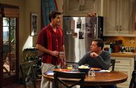 Two and a Half Men – Als Bill ein Verhältnis mit Evelyn anfängt, droht Charlie (Charlie Sheen, l.) und Alan (Jon Cryer, r.) die Sache über den Kopf zu wachsen ...