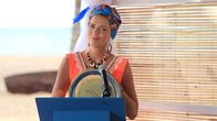 Death in Paradise – Die Bürgermeisterin Catherine Bordey (Élizabeth Bourgine) verleiht einen Preis an den Commissioner Selwyn Patterson (Don Warrington).