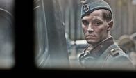Unser letzter Sommer – Sommer 1943, vor den Toren des Vernichtungslagers Treblinka: Vier junge Menschen begegnen ihrer ersten Liebe und befreien sich für einen Moment aus der rauen Wirklichkeit des Krieges. Romek, 17, arbeitet als Heizer und schwärmt für die schöne Bauerstochter Franka, die ihr Herz jedoch an den Deutschen Guido verliert, und Romek findet entlang der Bahnstreckte die verletzte Jüdin Bunia. – Guido (Jonas Nay).