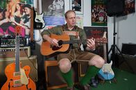 Hoagascht – Josef Menzl mit Gitarre, in seinem Musikstudio