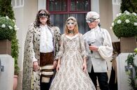 Sturm der Liebe – Christoph (Dieter Bach, l. mit Dirk Galuba, r.) spürt beim Maskenball Alexandras (Daniela Kiefer, M.) Distanziertheit.