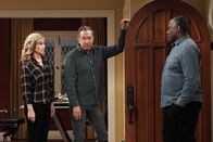 Last Man Standing – v.l.n.r.) Vanessa Baxter (Nancy Travis); Mike Baxter (Tim Allen); Chuck Larabee (Jonathan Adams)