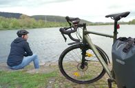 Expedition in die Heimat – Moderator Arndt Reisenbichler mit seinem Fahrrad an der Mosel