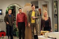 Two and a Half Men – Alan (Jon Cryer, 2.v.l.) und Walden (Ashton Kutcher, 2.v.r.) sind überrascht, als Jake (Angus T. Jones, l.) seine 36-jährige Freundin Tammy (Jaime Pressly, r.) für einen Besuch mit nach Hause bringt und ihnen auch noch mitteilt, dass er sie heiraten möchte ...