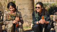 Tatort Syrien – Aryana Afrin (r.) verteidigt als kurdische Kämpferin an der türkischen Grenze die Autonomie Rojavas und bildet junge Rekrutinnen aus.