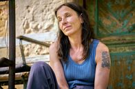 Familie is nich – Anne (Meret Becker) lebt ganz alleine auf ihrem Hof in Brandenburg – und möchte, dass das auch so bleibt