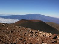 Der Pazifische Feuerring – Blick vom Gipfel des Mauna Kea-Vulkans auf den aktiven Mauna Koa auf Hawaiis Big Island.
