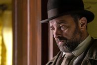 Vienna Blood – Oskar Rheinhardt (Juergen Maurer) befragt den persönlichen Assistenten von Ida Rego.