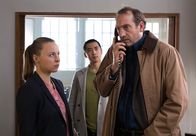 Rentnercops – ARD RENTNERCOPS, neue Vorabendserie (8 Folgen), Folge 8 "Neue Männer braucht das Land"50 Uhr im Ersten. Vicky (Katja Danowski, l.) und Hui Ko (Aaron Le, M.) hören gespannt zu, als Niklas Krüger (Jürgen Hartmann, r.) mit Edwin telefoniert.
