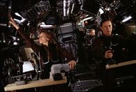 The Core - Der innere Kern – Ihre Mission lautet: Major Rebecca "Beck" Childs (Hilary Swanks, l.) und Colonel Robert Iverson (Bruce Greenwood, r.) sollen einen atomaren Sprengkopf zünden, der den inneren Kern reaktivieren soll - und damit die Welt vor dem sicheren Untergang zu bewahren ...
