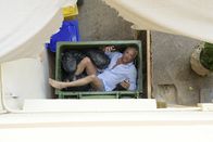 Ein Sommer auf Mallorca – Nico Körner (Christoph M. Ohrt) versucht aus dem Fenster zu steigen und landet dabei im Müllcontainer - nur die Hose ist noch im Hotelzimmer verblieben.