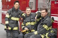 9-1-1 Notruf L.A. – (v.l.n.r.) Howie "Chimney" Han (Kenneth Choi); Bobby Nash (Peter Krause); Evan "Buck" Buckley (Oliver Stark)