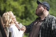 Big Driver – Lester (Will Harris,r.) greift Tesse Thorne (Maria Bello) an.
