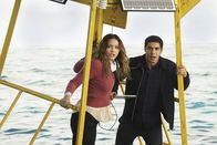 Scorpion – Als das Schiff von Paige (Katharine McPhee, l.) und Walter (Elyes Gabel, r.) mitten auf dem Pazifischen Ozean explodiert, während sie sich auf Schatzsuche befinden, müssen sie darauf hoffen, dass ihre Freunde merken, dass etwas nicht stimmt ...