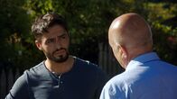 Servus Schwiegermutter – ARD Degeto SERVUS, SCHWIEGERMUTTER! Uhr im ERSTEN, online first ab Mittwoch (27.10.21) in der ARD MEDIATHEK Osman (Aram Arami. li.) hat andere Vorstellungen vom Leben als sein Vater Mesut (Orhan Güner, re.).