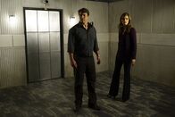 Castle – Castle (Nathan Fillion, l.) wird entführt und Teil eines perfiden Spiels. Als er schließlich erkennt, dass angeblich auch Beckett (Stana Katic, r.) zum Mitspielen gezwungen wird, sucht er verzweifelt nach einem Ausweg ...