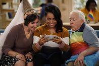 Call Me Kat – (v.l.n.r.) Kat (Mayim Bialik); Randi (Kyla Pratt); Phil (Leslie Jordan)