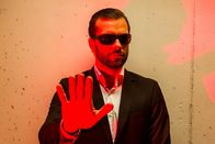 Heldt – Kriminalkommissar Nikolas Heldt (Kai Schumann) fungiert undercover als Türsteher vor dem Einlass zu einer fingierten Party.