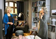 Rote Rosen – ARD ROTE ROSEN FOLGE 1798 Uhr im ERSTEN. Tine (Maike Bollow, l.) beobachtet belustigt, wie Inge (Peggy Lukac, r.) sich, wie ein Teenager, auf ihr Date mit Udo freut.