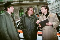 Kommissar Rex – Die Kriminalassistenten Ernst Stockinger (Karl Markovics, li.) und Peter Höllerer (Wolf Bachofner, mi.) nehmen mit einem Spurensicherer (Ernst Josef Lauscher, re.) den Tatbestand auf.