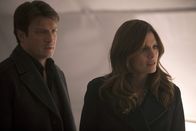 Castle – In einem Lagerraum finden Richard Castle (Nathan Fillion, l.) und Kate Beckett (Stana Katic, r.) Hinweise auf die Existenz einer Atombombe. Nachdem sie dort erhöhter Strahlung ausgesetzt waren, bringt man die beiden in einen Schutzraum ...