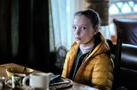 Schnee – Alma (Laeni Geiseler) wird zum Fund der Gletscherleiche befragt.