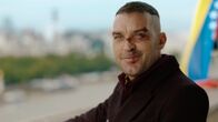 The Royals – Cyrus (Jake Maskall) taucht bei Roberts Junggesellenabschied auf, nicht ahnend, dass Robert hier eine wichtige Ankündigung machen wird ...