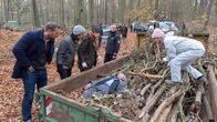 SOKO Wismar – Richter Holger Schmidt (Rüdiger Lehmann, 2.v.r.) liegt erstochen in einem Container mit Waldabfällen. Der Tote ist für das Team der SOKO (Dominic Boeer, l., Nike Fuhrmann, 2.v.l., Katharina Blaschke, 3.v.l., Mathias Junge, 3.v.r., Silke Matthias, r.) kein Unbekannter: Vor 13 Jahren ist schon seine Tochter Nina ermordet worden. Hängen die beiden Morde zusammen?