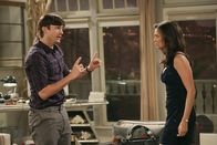 Two and a Half Men – Auf der Suche nach Freunden für Louis, findet Walden (Ashton Kutcher, l.) in Laurel (Deanna Russo, r.) ebenso einen neuen Spielkameraden ...