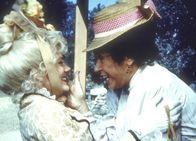 Unsere kleine Farm – Harriet Oleson (Katherine MacGregor, r.) begrüßt überglücklich ihre Tochter Nellie (Alison Arngrim, l.), die aus New York zu Besuch kommt.