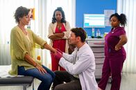Bettys Diagnose – Von links: Luisa Thomsen (Julia Bremermann), Emily Brix (Dalila Abdallah), Dr. Julius Walden (Constantin Lücke), Zoe Breitner (Catherine Chikosi)