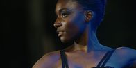 L'Opéra - Dancing in Paris – Floras (Suzy Bemba) Traum in Varna zu tanzen hat sich erfüllt. Doch dieser Erfolg ist nur der erste Schritt auf einem harten Weg bis an die Spitze.