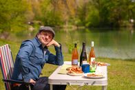 freizeit – Der Schmidt Max mit seinen liebsten Sommer-Begleitern am See.