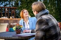 Sturm der Liebe – Mit Henning (Matthias Zera, r.) freut sich Constanze (Sophia Schiller, l.), da sie Josie wahrscheinlich los ist.