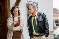 Hubert ohne Staller – Mara Beck (Christin Balogh, l.) kann sich keinen Reim auf das Foto aus der Hosentasche ihres Mannes machen (mit Christian Tramitz, r.).