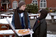 Die Pfefferkörner – Luis (Emilio Sanmarino, re.) kriegt von Max (Bruno Alexander, li.) seinen ersten Auftrag: Er soll recherchieren, wer die Pizzen bestellt hat.