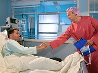 In aller Freundschaft – Martin Stein (Bernhard Bettermann, re.) diagnostiziert als Ursache von Dr. Roland Heilmanns (Thomas Rühmann, li.) Fieber eine emphatische Reaktion. Er und Roland Heilmann versöhnen sich.