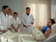 In aller Freundschaft – Bei der Visite bemerkt Dr. Heilmann (Thomas Rühmann, 2. von rechts), dass Mirko Kowalski (Martin Goeres, rechts) Schüttelfrost hat und ordnet weitere Untersuchungen an. Dr. Brentano (Thomas Koch, links) hat jedoch den Verdacht, dass Mirkos Körper Anzeichen eines Entzuges zeigt. (2.v.li. und 3.v.li.: Komparsen) .