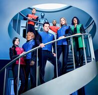 The Orville – (v.li.): Jessica Szohr (Talla Keyali), Peter Macon (2. Offizier Bortus), Scott Grimes (Lt. Gordon Malloy), Mark Jackson (Wissenschaftsoffizier Isaac), Seth MacFarlane (Ed Mercer), J. Lee (Lt. John LaMarr), Adrianne Palicki (Kelly Grayson), Penny Johnson Jerald (Dr. Claire Finn).
