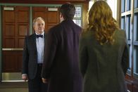 Castle – Der Mord an einem Mädchen bringt Beckett (Stana Katic, r.) und Castle (Nathan Fillion, M.) an Castles alte Schule, wo sie vom Direktor (Sam Anderson, l.) erfahren, dass Madison kurz zuvor ihre Mitschülerin Jordan ärgerte, die offenbar telekinetische Kräfte hat. Doch entspricht das der Wahrheit?; Der Mord an einem Mädchen bringt Beckett (Stana Katic, r.) und Castle (Nathan Fillion, M.) an Castles alte Schule, wo sie vom Direktor (Sam Anderson, l.) erfahren, dass Madison kurz zuvor ihre Mitschülerin Jordan ärgerte, die offenbar telekinetische Kräfte hat. Doch entspricht das der Wahrheit?