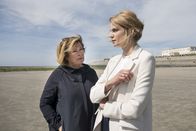 Wilsberg – Anna Springer (Rita Russek, r.) will von Saskia Tiedemann (Rike Schmid, l.) endlich die Wahrheit wissen.