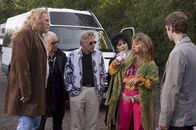 Inspector Barnaby – Manager Simon Dixon (Jack Hazeldine, r.) hat die legendäre Band "Hired Gun" wieder vereint: Gitarrist Jack McKinley (James Cosmo, l.), Drummer Nicky Harding (Michael Angelis, 2.v.l.), Bass-Gitarrist Gary Cooper (Phil Davis, 3.v.l.), Nickys Frau Jeannie (Rachel Davies, 3.v.r.) und Sängerin Suzi Quatro (Suzi Quatro, 2.v.r.).