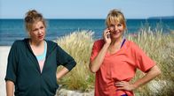 Praxis mit Meerblick – Nora Kaminski (Tanja Wedhorn) erhält beim morgendlichen Joggen mit ihrer Schwester Franziska Jäger (Tina Amon Amonsen, li.) einen Anruf.