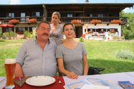 Die Rosenheim-Cops – L-R: Korbinian Hofer (Joseph Hannesschläger), Marie Hofer (Karin Thaler) and Cosima von Windacker (Suzan Anbeh).