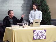 Last Man Standing – Mike Baxter (Tim Allen, l.); Jen (Krista Marie Yu, r.)