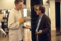 Geliebte Aphrodite – Lenny Weinrib (Woody Allen, rechts) versucht den unbedarften Boxer Kevin (Michael Rapaport) zu einem Rendezvous mit der leiblichen Mutter seines Adoptivsohns zu überreden.