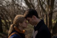 Eternal – Die Sängerin Anita (Anna Søgaard Frandsen, l.) und der angehende Forscher Elias (Viktor Hjelmsø, r.) sind unsterblich verliebt, doch als sich die Klimakrise schlagartig verschärft, entscheidet sich Elias, ihre Beziehung für seine Arbeit aufzugeben.
