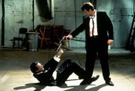 Reservoir Dogs – Die Gangster Mr. White (Harvey Keitel, r.) und Mr. Pink (Steve Buscemi, l.) liefern sich einen Machtkampf.
