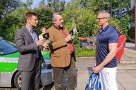 Die Rosenheim-Cops – Hat Gerald Trettinger (Manou Lubowski, r.) Wind von der Affäre seiner Frau bekommen? Für Hansen (Igor Jeftić, l.) und Stadler (Dieter Fischer, M.) ein Mordmotiv.